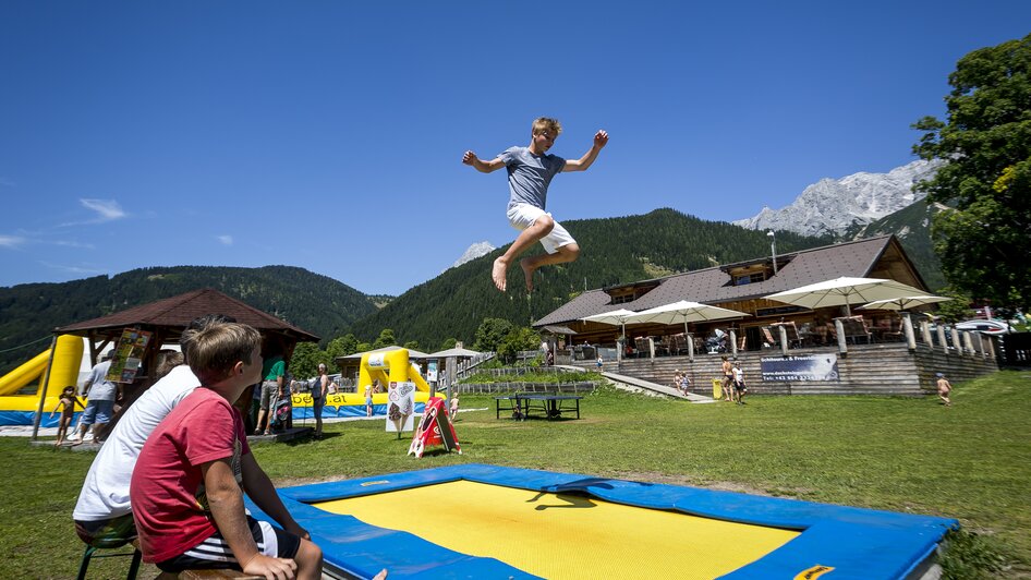 Kind springt auf dem Trampolin.