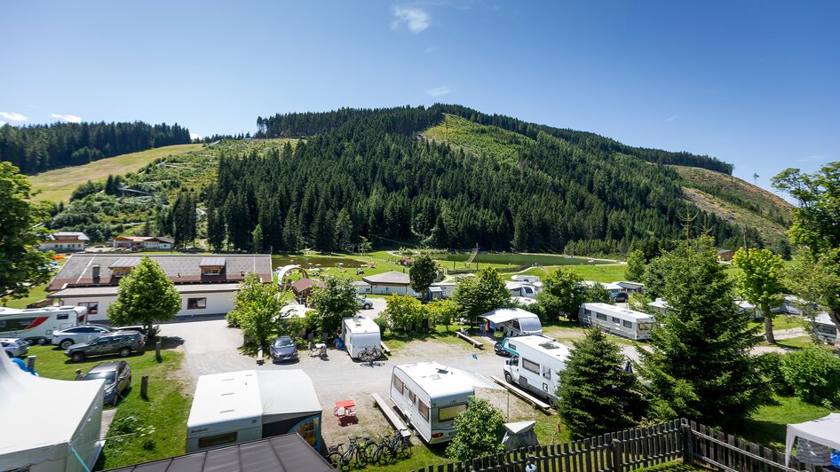 Campingplatz mit Rittisberg im Hintergrund.