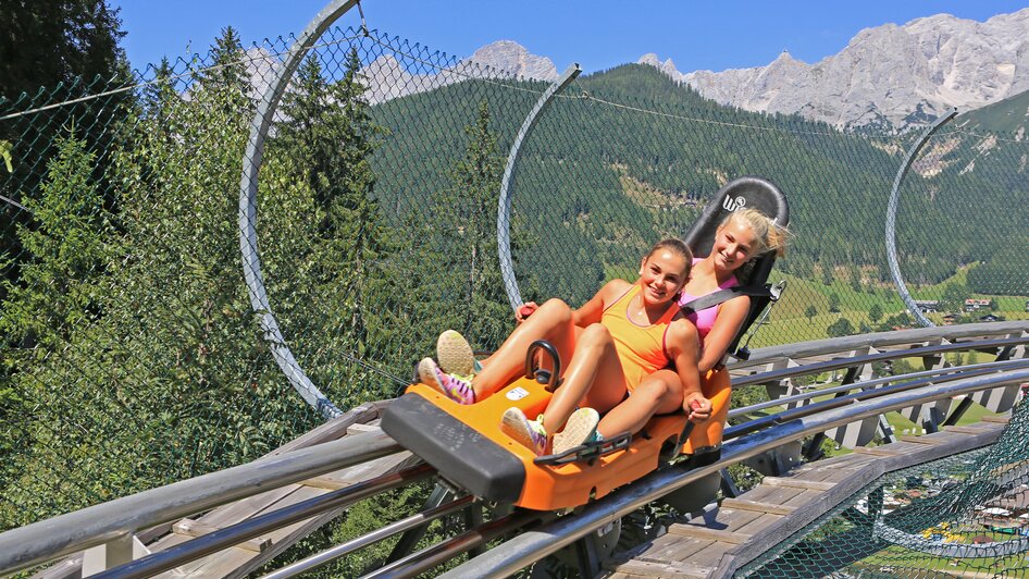 Zwei Kinder am Rittisberg Coaster.  | © Erlebnis Rittisberg