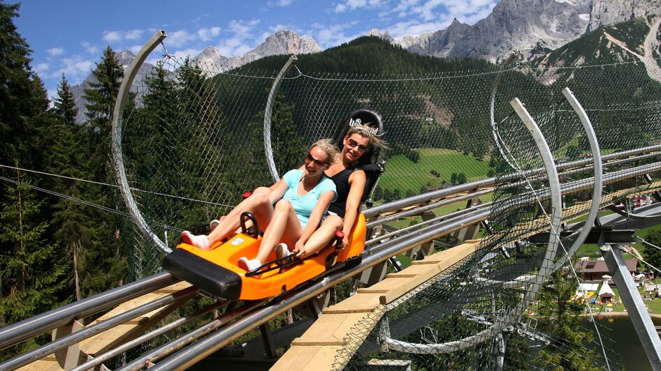 Frau mit Kind auf dem Coaster. | © Erlebnis Rittisberg