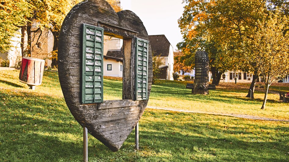 Herzförmige Holzskulptur mit Fenster