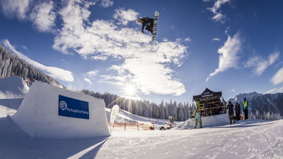 Snowboarder beim Springen im Superpark