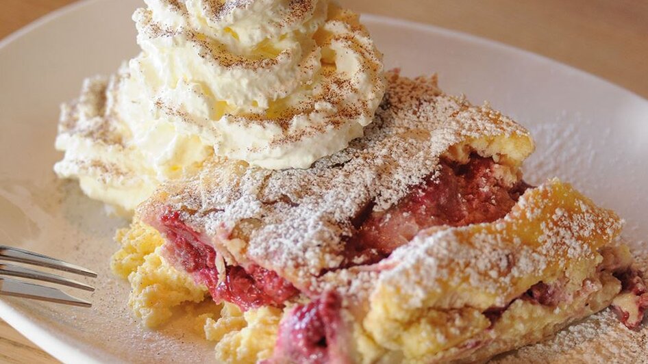 Topfen-Himbeer Strudel serviert auf einem Teller