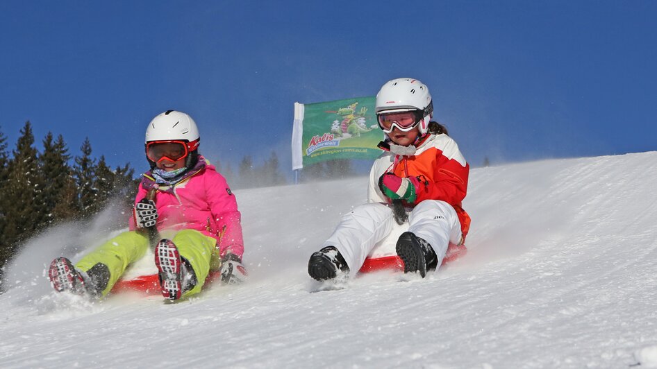 Zwei Kinder auf Zipfelbobs.  | © Tritscherhof